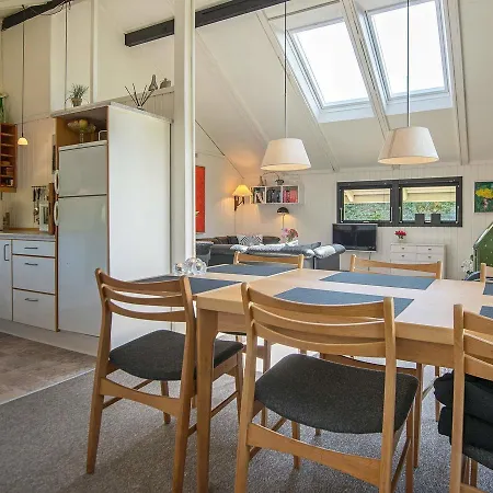 Three-bedroom Holiday In 21