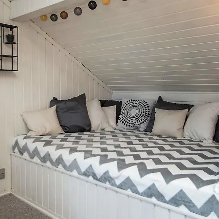 Three-bedroom Holiday In 21
